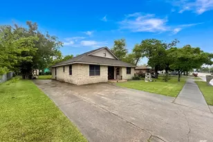 1905 Yellowstone St, Freeport, TX 77541 - Photo 4