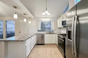 33 N Rain Forest Ct, The Woodlands, TX 77380 - Photo 4