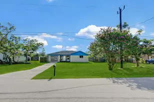131 Lakewood Dr, Clute, TX 77531 - Photo 2