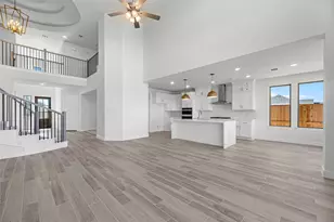 13706 Broadmoor Bay Dr, Texas City, TX 77568 - Photo 2