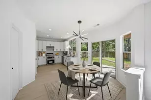 82 N Apple Springs Cir, The Woodlands, TX 77382 - Photo 2