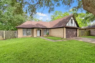 2220 Spruce Dr, Rosenberg, TX 77471 - Photo 2