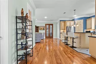 319 W 10th St, Houston, TX 77008 - Photo 2