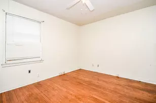 5942 Pershing St, Houston, TX 77033 - Photo 10