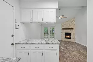 14 Summer Crest Cir, The Woodlands, TX 77381 - Photo 8