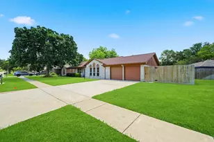 13703 Fernhill Dr, Sugar Land, TX 77498 - Photo 2