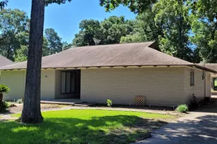 24 Greentree Ln, Conroe, TX 77304 - Photo 2