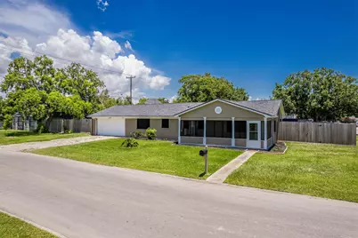 130 Bay Ridge Drive, Baytown, TX 77523 - Photo 2