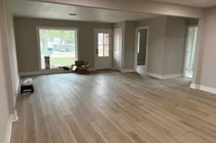 136 Talisman St, Lake Jackson, TX 77566 - Photo 2