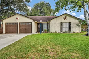 53 Bluebell Ct, Lake Jackson, TX 77566 - Photo 2