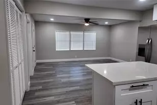 917 Temple Dr, Hitchcock, TX 77563 - Photo 8