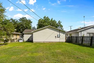 219 E Beecher Ave, Palacios, TX 77465 - Photo 22