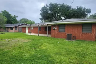 1902 Amy Dr, Baytown, TX 77520 - Photo 32