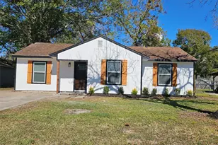 1005 Robinhood Ln, Angleton, TX 77515 - Photo 1