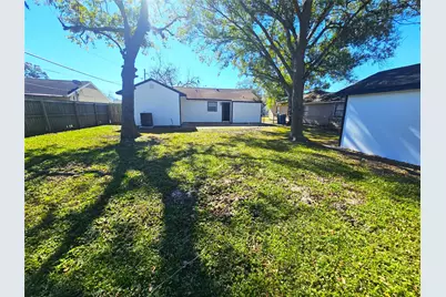 1005 Robinhood Lane, Angleton, TX 77515 - Photo 20