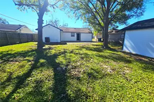 1005 Robinhood Ln, Angleton, TX 77515 - Photo 20