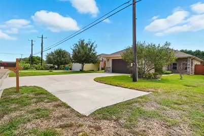 623 W Deberry Avenue, Aransas Pass, TX 78336 - Photo 4