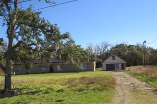 10 Forrest Ln, Angleton, TX 77515 - Photo 2