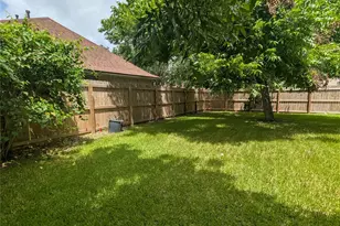 52 Blackgum Ct, Lake Jackson, TX 77566 - Photo 2