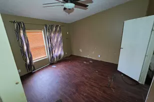 2910 Fairbanks St, Houston, TX 77026 - Photo 6