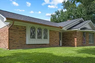 4805 N Burning Tree Dr, Baytown, TX 77521 - Photo 2