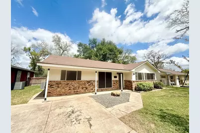 523 Wisteria Street, Lake Jackson, TX 77566 - Photo 2