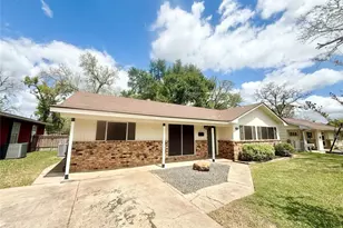 523 Wisteria St, Lake Jackson, TX 77566 - Photo 2