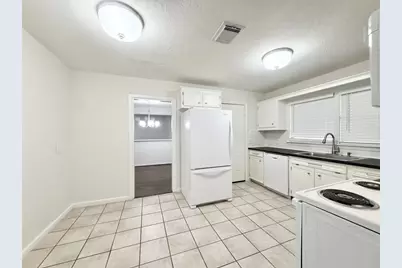 523 Wisteria Street, Lake Jackson, TX 77566 - Photo 12