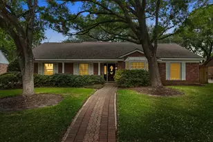 606 Forest Lake Dr, Seabrook, TX 77586 - Photo 1