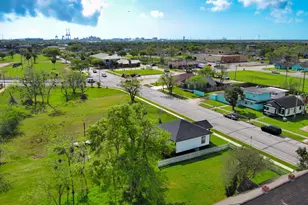 1122 W 2nd St, Freeport, TX 77541 - Photo 38