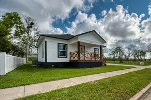 1122 W 2nd St, Freeport, TX 77541 - Photo 4