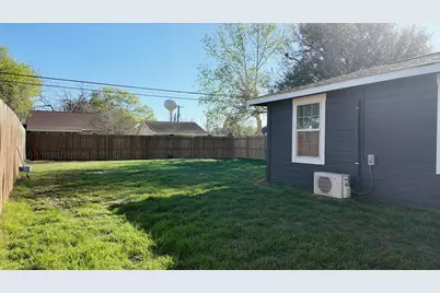 408 Walnut St, Yoakum, TX 77995 - Photo 20