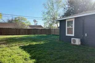 408 Walnut St, Yoakum, TX 77995 - Photo 20