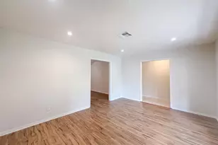 9538 Skyline Dr, Houston, TX 77063 - Photo 10