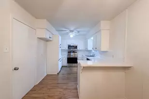 9538 Skyline Dr, Houston, TX 77063 - Photo 6