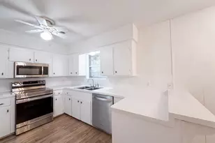 9538 Skyline Dr, Houston, TX 77063 - Photo 2
