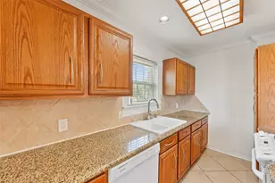 1637 Castle Ct, Houston, TX 77006 - Photo 2