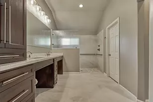 27 E Russet Grove Cir, The Woodlands, TX 77384 - Photo 20