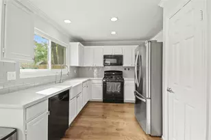 30 Village Knoll Pl, The Woodlands, TX 77381 - Photo 10