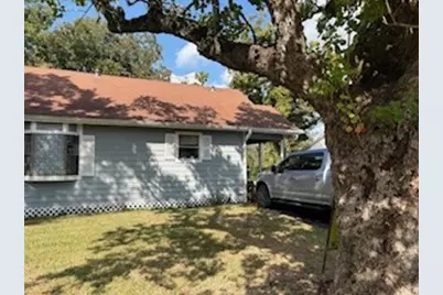 900 E Houston Street, Highlands, TX 77562 - Photo 4