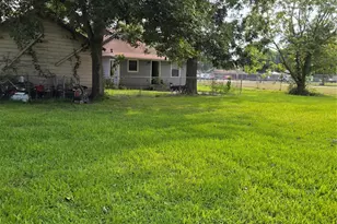 900 E Houston St, Highlands, TX 77562 - Photo 32