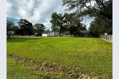 000 Guedry, Sour Lake, TX 77659 - Photo 2