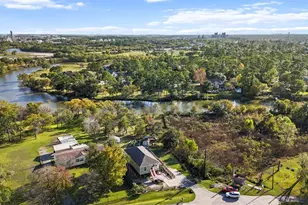 9810 Oak Leaf Dr, Baytown, TX 77521 - Photo 6