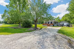604 Lee Ave, Anahuac, TX 77514 - Photo 4