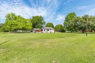 604 Lee Ave, Anahuac, TX 77514 - Photo 10