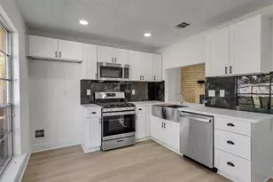 455 Capehill Dr, Houston, TX 77598 - Photo 8