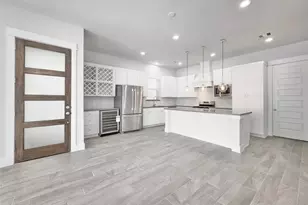 1602 Westside Gardens Ln, Houston, TX 77055 - Photo 2
