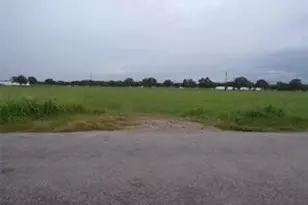 000 Earl St, El Campo, TX 77437 - Photo 2