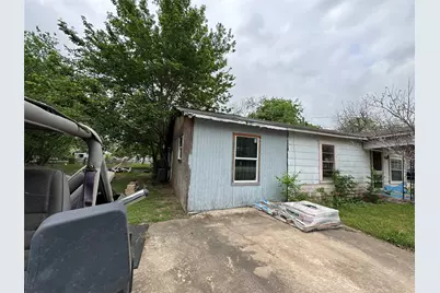 402 Laredo Street, Lockhart, TX 78644 - Photo 4