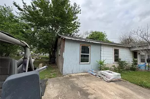 402 Laredo St, Lockhart, TX 78644 - Photo 4